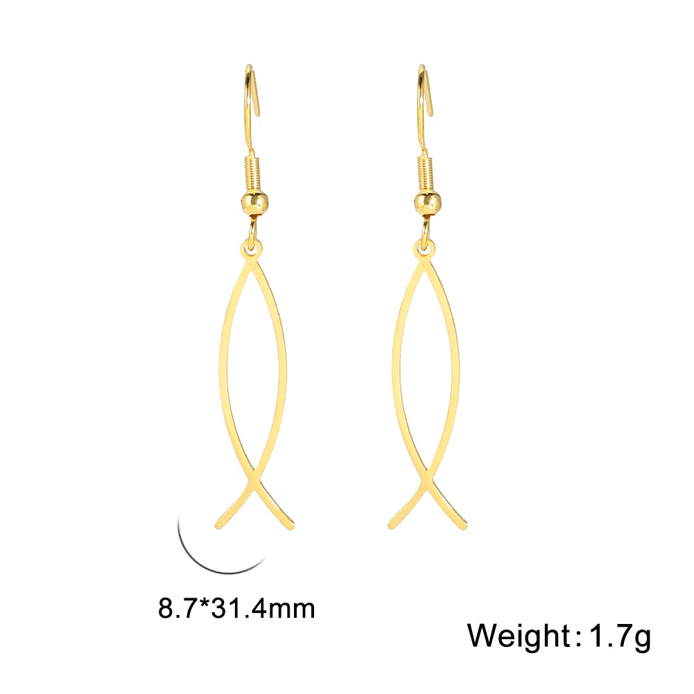 Gold fish-shaped earrings on a white background with measurements and weight displayed.